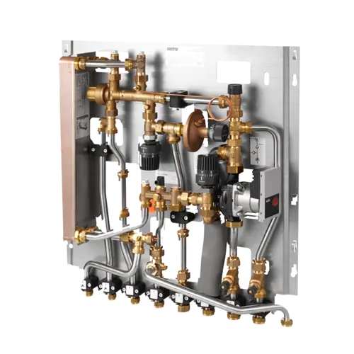 Oventrop Wohnungsstation mit mehreren Kupferrohren, Ventilen und einem Wärmeübertrager. Der Aufbau zeigt diverse Anschlüsse für Heizungs- und Wasserleitungen.